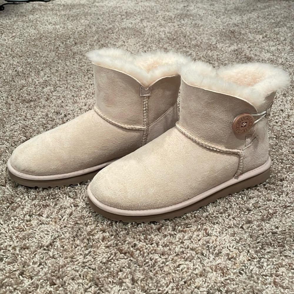 Ugg Australia Sandstone Mini Bailey Button Ugg Boot Size 8